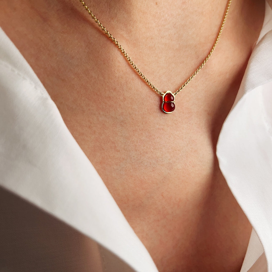 Minimalist Jewelry for Professional Women: Desk to Dinner Style Guide